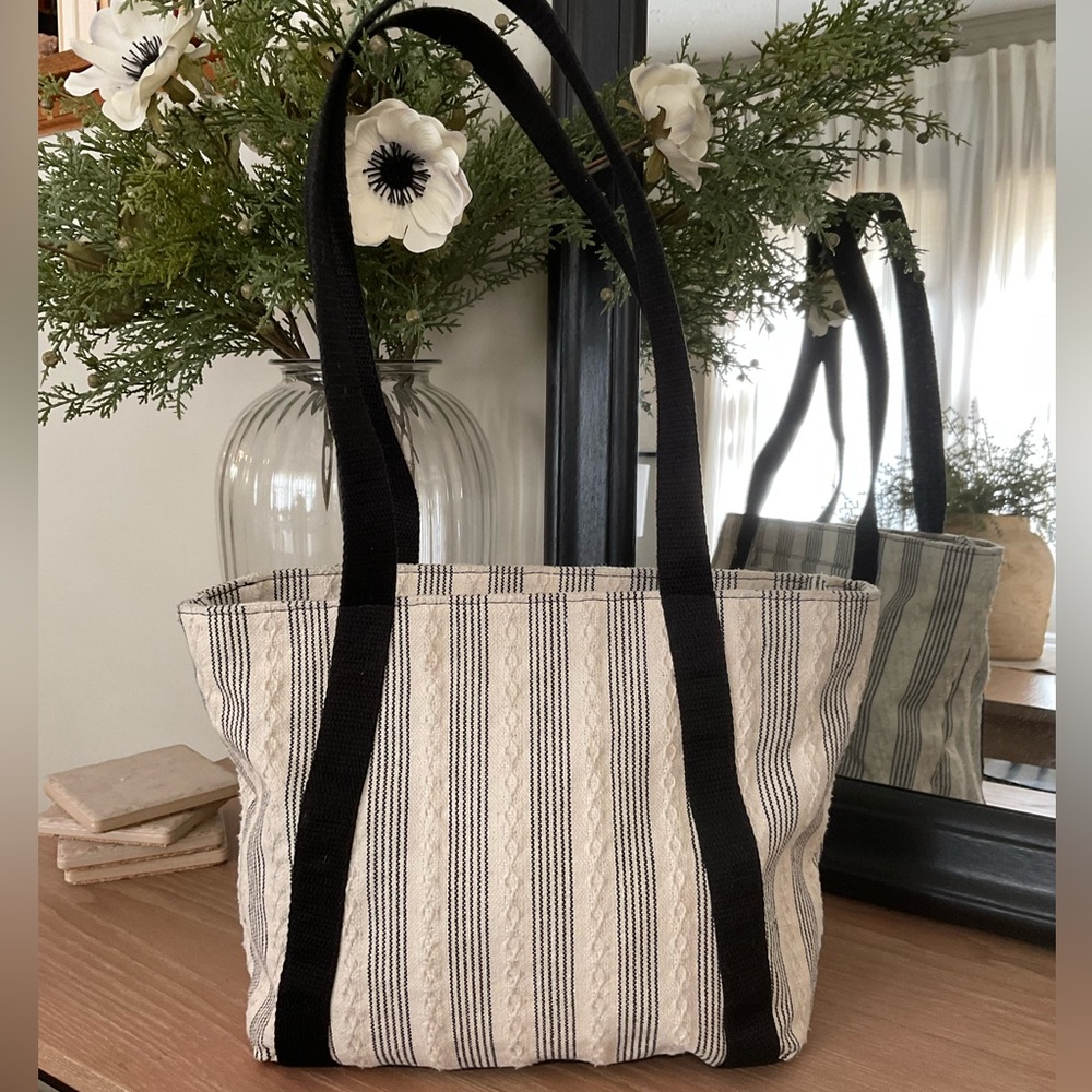 Thirty One Women’s Classic Day Bag in Stitches Weave